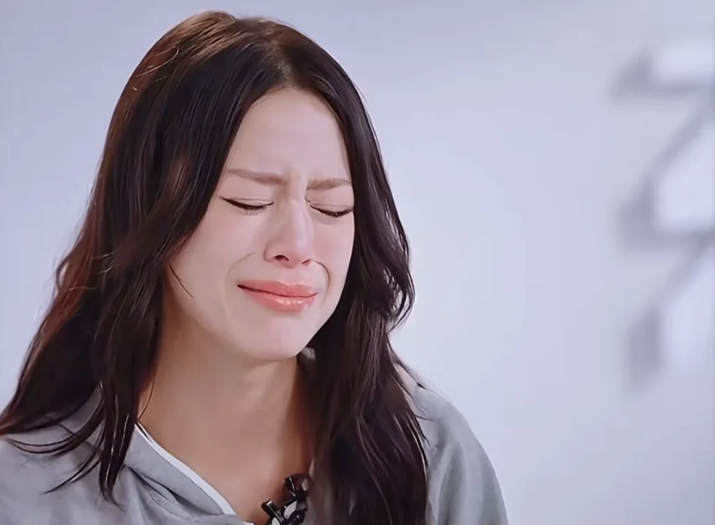 江語晨錄影到一半,收到前夫跨海爭扶養權的消息。(圖/翻攝芒果TV微博)